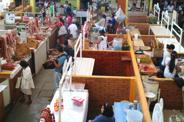 Trompeten wischen Schweinerippchen und Würsten