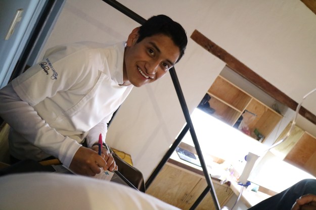 Der Arzt kommt mit Rettungssanitäter