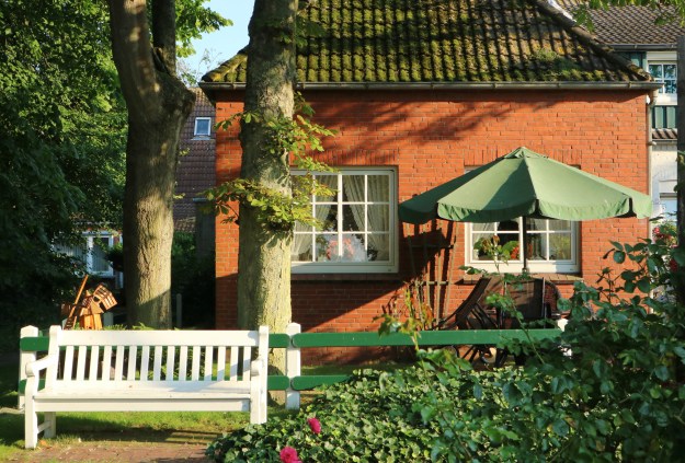 ein Haus, ein Garten, eine Bank...was braucht man mehr?