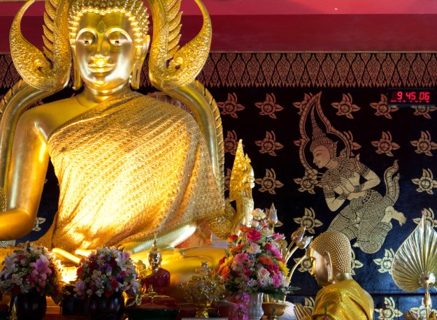 Kurios: in jedem Tempel gibt es eine sekundengenaue Uhrzeitangabee