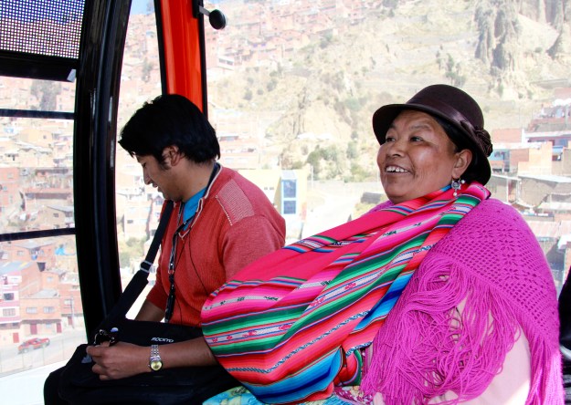 Mutter und Sohn geniessen die Fahrt