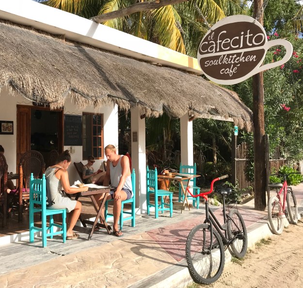 Sandstrassen und kleine Cafes in Holbox