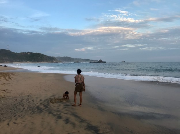 Mutter und Sohn am Strand von Mazunte